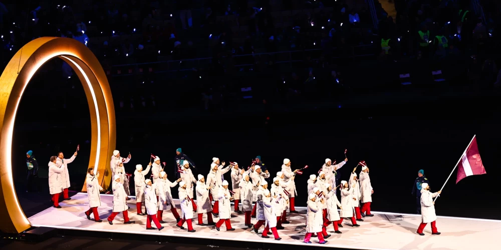 Noslēguma ceremonijā karogu nesīs Roberts Krūzbergs un Patrīcija Eiduka. 