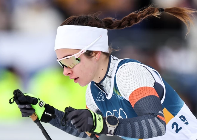 Krievu sportiste Darja Ņeprjajeva paņem svešas slēpes un tiek diskvalificēta olimpisko spēļu 50 kilometru distancē