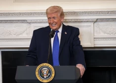 Tramps paziņo par peldošā hospitāļa nosūtīšanu uz Grenlandi