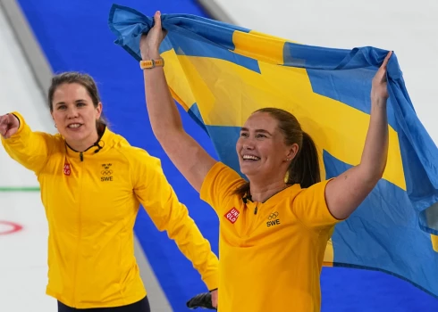 Olimpisko spēļu sieviešu kērlinga turnīrā triumfē Zviedrija.