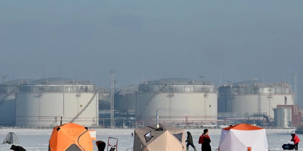 Ungārija draud apturēt Eiropas Savienības lēmumus par Ukrainu naftas piegāžu konflikta dēļ.