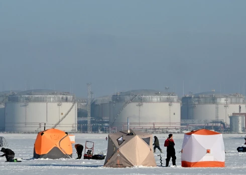Ungārija draud apturēt Eiropas Savienības lēmumus par Ukrainu naftas piegāžu konflikta dēļ.