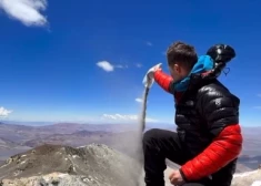 Andu kalni kļuvuši par Kārļa Bardeļa mūžīgajām mājām – tur izkaisīti ceļotāja pelni