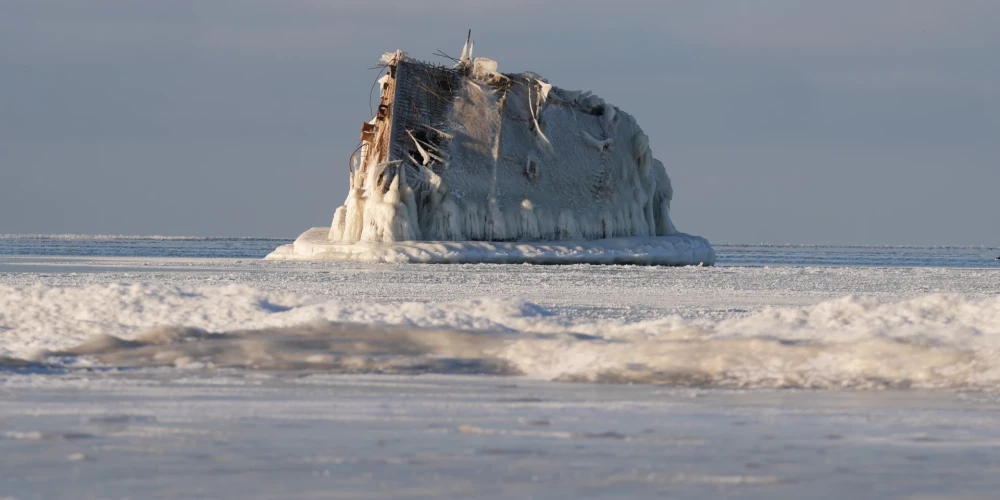 Из-за падения уровня моря на Мангальсале теперь можно пешком дойти до затонувшего судна.