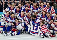 ASV hokejisti pēc olimpiskā zelta izcīnīšanas godina traģiski aizgājušo Merzļikina komandas biedru