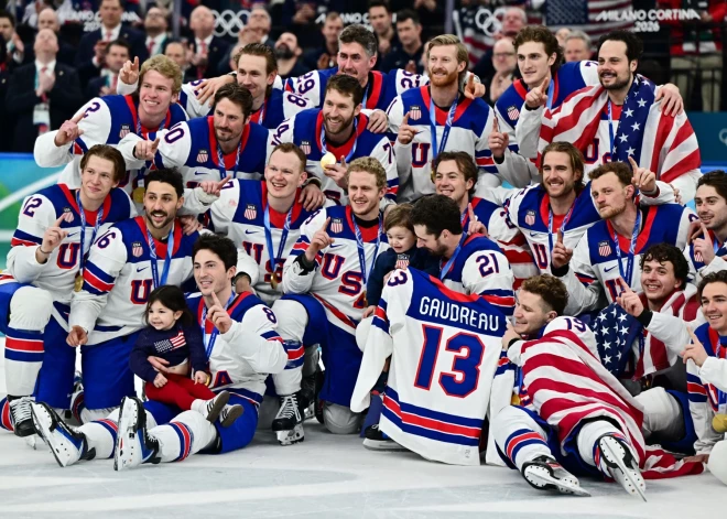 ASV hokejisti pēc olimpiskā zelta izcīnīšanas godina traģiski aizgājušo Merzļikina komandas biedru