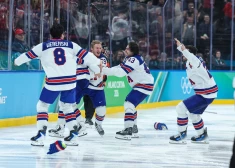 Zelts ASV hokejistiem! Džeks Hjūzs papildlaikā izšķir olimpisko finālu pret Kanādu