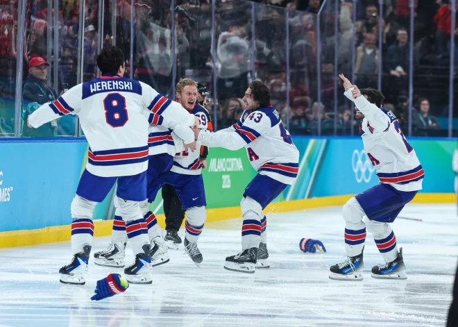 Zelts ASV hokejistiem! Džeks Hjūzs papildlaikā izšķir olimpisko finālu pret Kanādu