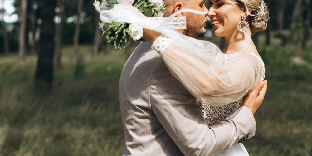 Kāzas augustā: cik jāatliek, lai pietiktu?