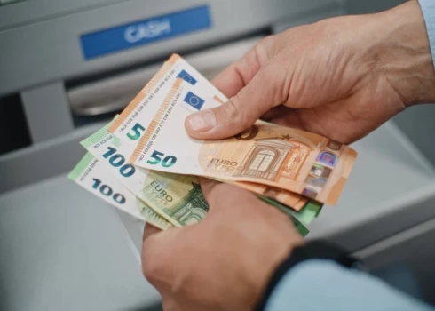 Aptauja rāda – sabiedrība algas kāpumu vairs neuztver kā pašsaprotamu.