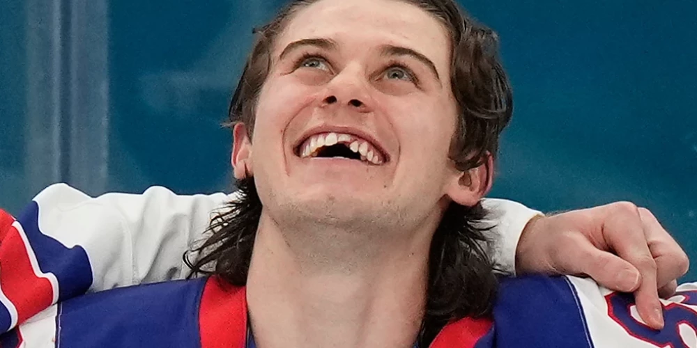 Džeks Hjūzs kļūst par ASV varoni.