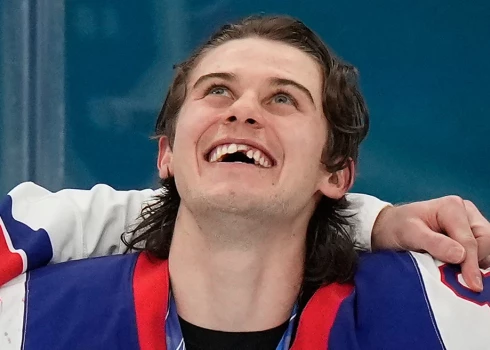 Džeks Hjūzs kļūst par ASV varoni.