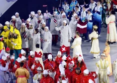 FOTO: Krāšņs olimpisko spēļu noslēgums Veronā; Latvijas karogu nes Krūzbergs un Eiduka