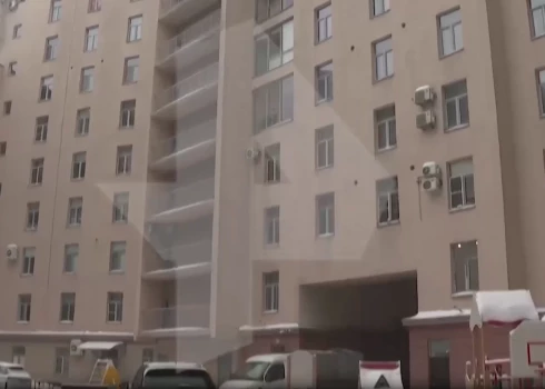 Pa šīs mājas logu izkrita zēns, kuru no drošas nāves izglāba sētnieks (ekrānuzņēmums no video)