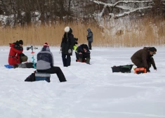 Latvijas un Igaunijas zemledus makšķernieki mērās ar robežezerā noķertajiem lomiem un cīnās par kausu
