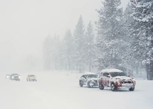 Daudzviet Vidzemē ceļi ir slideni.