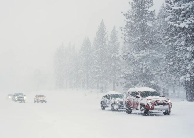 Vidzemē ceļi slideni un sniegoti, ap Valku situācija īpaši sarežģīta