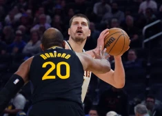 "Warriors" bez apslimušā Porziņģa izrauj uzvaru pār "Nuggets"