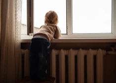 ВИДЕО: сын российского блогера выпал из окна седьмого этажа - его поймал узбекский дворник