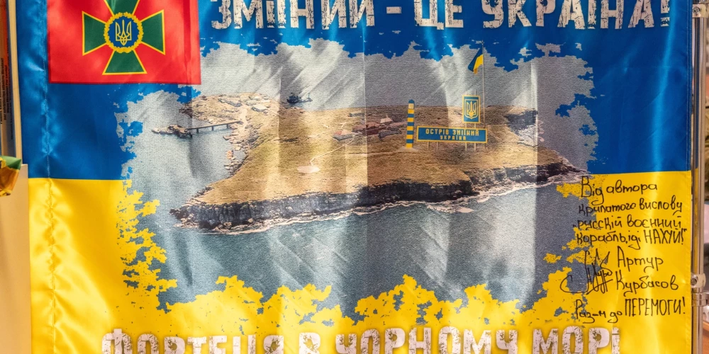 Leģendārās Čūskas salas aizstāvju frāzes “Krievu karakuģi, ej d***!” autora Latvijas robežsargiem dāvātais karogs Robežsardzes muzejam Rēzeknē.