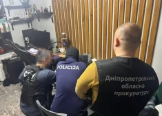 FOTO: Vērienīgā operācijā Dņipro sagrauts krāpnieku tīkls, kas apzadzis arī Latvijas iedzīvotājus