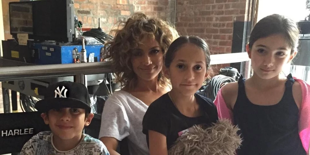 Dženifera Lopesa ar bērniem.