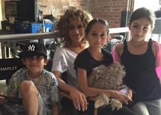 Dženiferas Lopesas dvīņiem jau 18! Dziedātāja publisko retus ģimenes kadrus un sirsnīgu vēstījumu