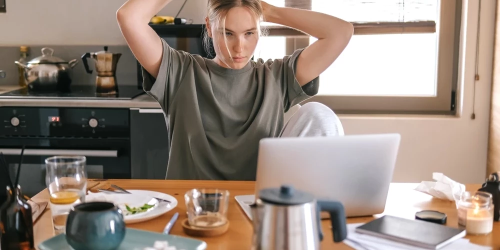 Nereti tiek uzskatīts, ka zūmeri ir slinki, nav gatavi strādāt virsstundas, izvirza augstas prasības pret darba devēju un tiklīdz kaut kas nepatīk, gatavi uzreiz pamest darbu. 