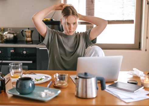 Nereti tiek uzskatīts, ka zūmeri ir slinki, nav gatavi strādāt virsstundas, izvirza augstas prasības pret darba devēju un tiklīdz kaut kas nepatīk, gatavi uzreiz pamest darbu. 