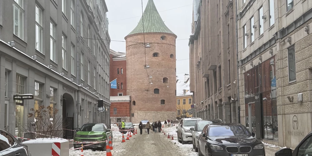 Jumtu tīrīšanas laikā nereti tiek pilnībā norobežotas gājēju ietves, apgrūtinot pārvietošanos. 