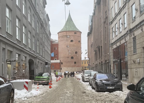 Jumtu tīrīšanas laikā nereti tiek pilnībā norobežotas gājēju ietves, apgrūtinot pārvietošanos.