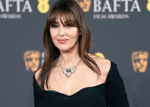 С лица звезды не сходила легкая улыбка: Моника была уверена в своей неотразимости.