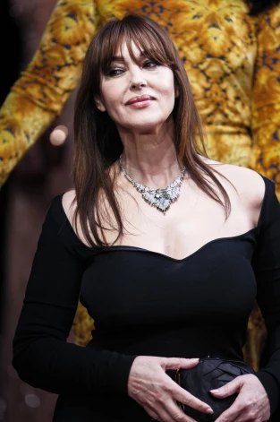 Колье с бриллиантами и асимметричной композицией из сапфиров идеально вписалось в аутфит.