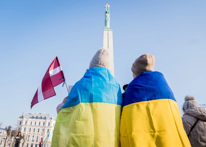 24 февраля у памятника Свободы в Риге сформируют силуэт Украины и споют гимны Латвии и Украины