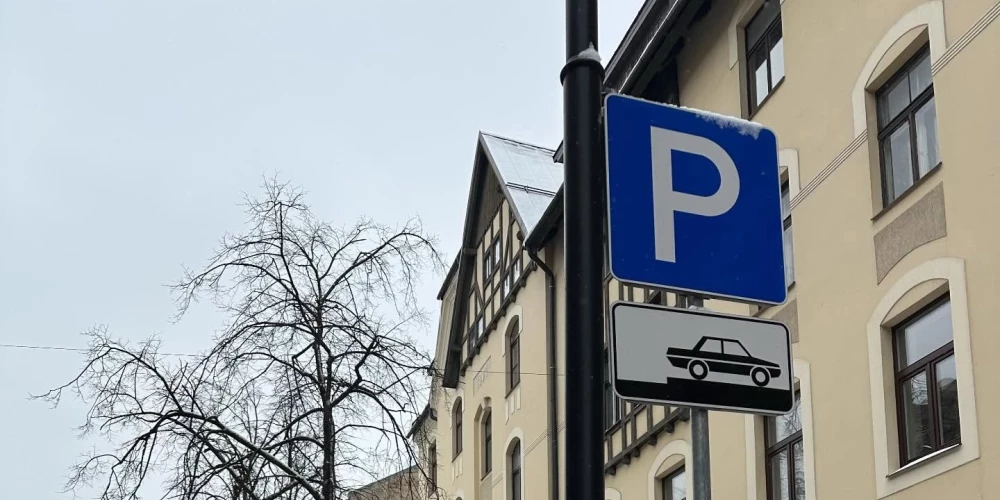 Jānim piemērota soda nauda par nepareizu "noparkošanos" pie attēlā redzamās ceļa zīmes.