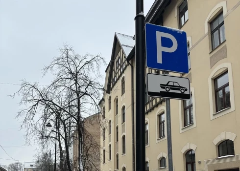 Jānim piemērota soda nauda par nepareizu "noparkošanos" pie attēlā redzamās ceļa zīmes.