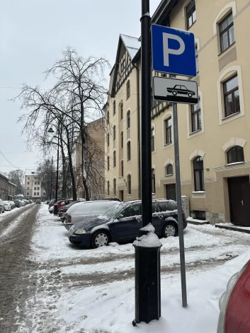 Jānim piemērota soda nauda par nepareizu "noparkošanos" pie attēlā redzamās ceļa zīmes.