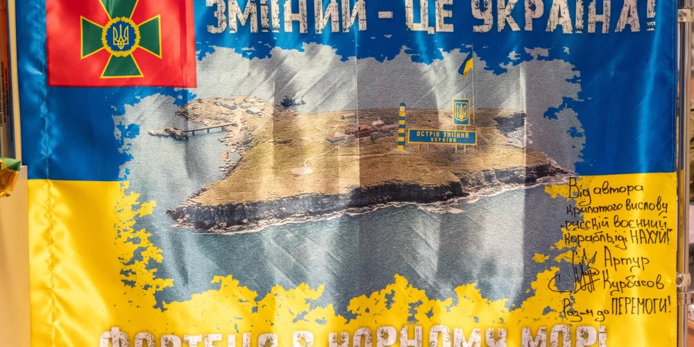 Leģendārās Čūskas salas aizstāvju frāzes “Krievu karakuģi, ej d***!” autora Latvijas robežsargiem dāvātais karogs Robežsardzes muzejam Rēzeknē.