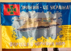 Saukļa “Krievu karakuģi, ej d***!” autors uzdāvina Latvijas Robežsardzes muzejam unikālu karogu. Tas apskatāms Rēzeknē. FOTO