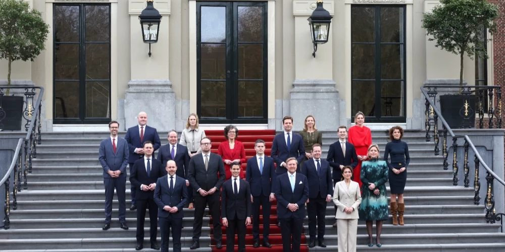 Nīderlandes karalis pieņem jaunās valdības zvērestu.