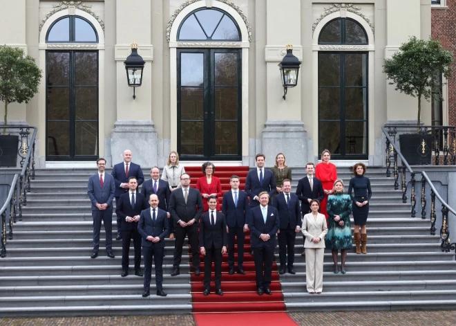 Nīderlandes karalis pieņem jaunās valdības zvērestu