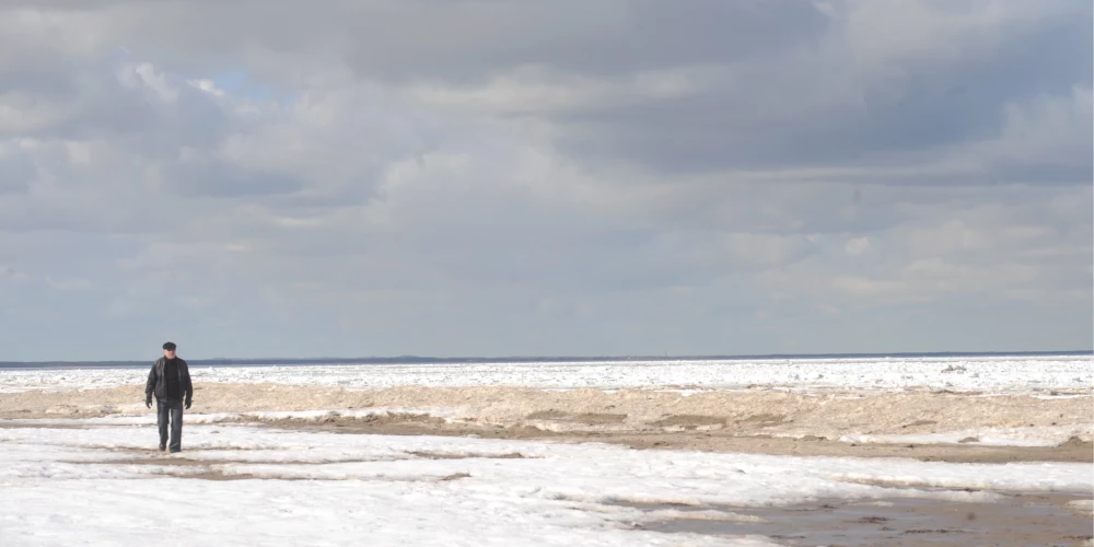 Jūrmala pavasara atkusnī pie Dubultiem.