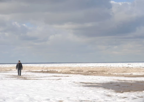Jūrmala pavasara atkusnī pie Dubultiem.