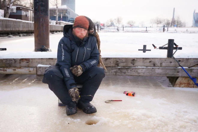 Jurģis. “Makšķernieku influenceris”. Zivis reti laiž vaļā, jo mājās ir kaķi. Ja atnākot no copes bez zivīm, kaķi piekakājot gultu.