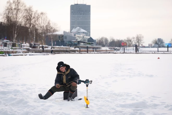 Opis (iesauka). Makšķerēja vēl krietni pirms abi pārējie hobija brāļi bija piedzimuši. Ir bijis čempions kāstingā (mānekļa mešanā mērķī ar spiningu).