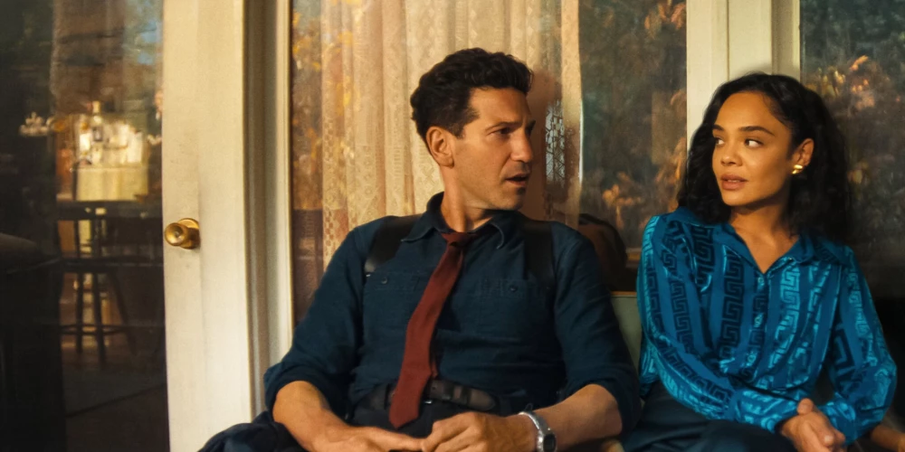 Kadrs no seriāla "His & Hers"