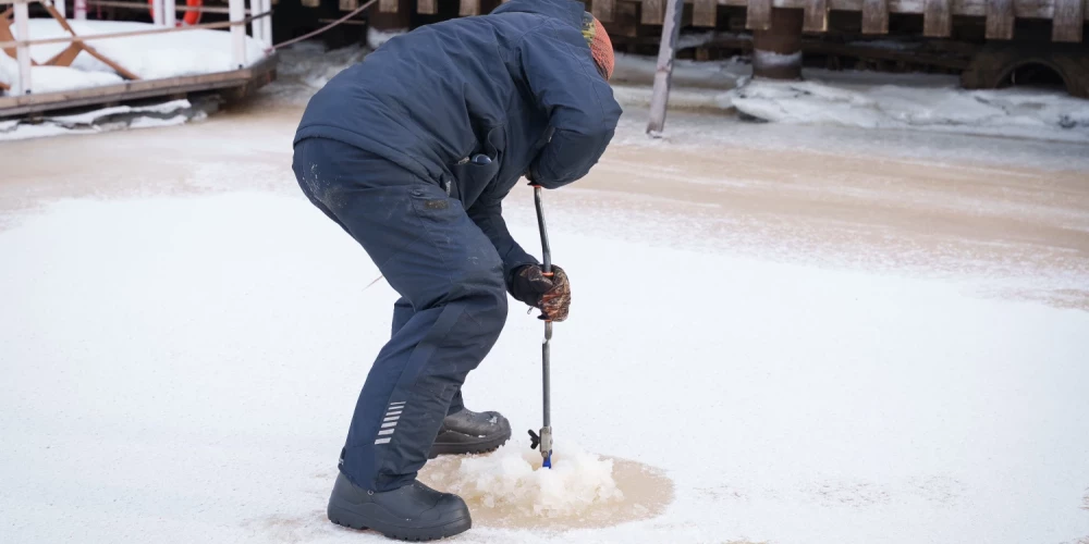 Šogad, pēc ilgāka pārtraukuma, ziema Latvijā ir tāda kā senos laikos – ar stipru aukstumu, biezu sniega segu un krietnu ledus kārtu uz ūdenstilpnēm. Tik krietnu, ka pat vienkārši mirstīgie pastaigājas pa Daugavu, kur citus gadus, tikai braucot pāri tiltiem ar tramvaju vai trolejbusu, varēja novērot dīvainas cilvēku grupiņas, kas sasēdušas bariņos, vai pa vienam un makšķerē.