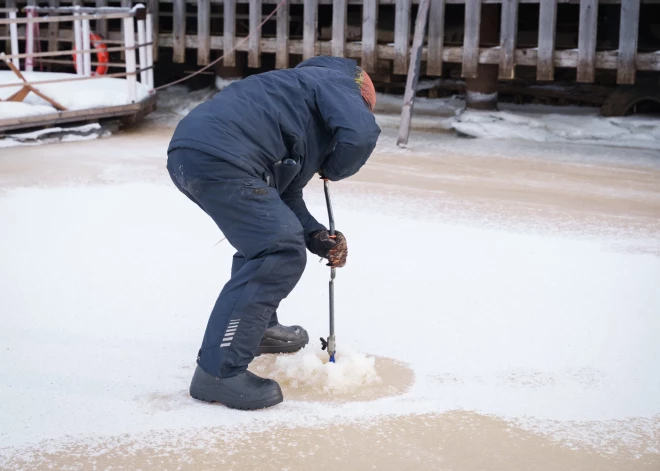 Šogad, pēc ilgāka pārtraukuma, ziema Latvijā ir tāda kā senos laikos – ar stipru aukstumu, biezu sniega segu un krietnu ledus kārtu uz ūdenstilpnēm. Tik krietnu, ka pat vienkārši mirstīgie pastaigājas pa Daugavu, kur citus gadus, tikai braucot pāri tiltiem ar tramvaju vai trolejbusu, varēja novērot dīvainas cilvēku grupiņas, kas sasēdušas bariņos, vai pa vienam un makšķerē.