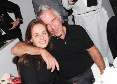 Bēdīgi slavenais pedofils Džefrijs Epstīns lielāko daļu savas bagātības novēlējis 1989. gadā dzimušajai Baltkrievietei Karīnai Šuliakai.