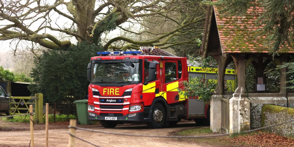 Ugunsdzēsēju automašīnas pamanītas ierodamies pie Endrū Mauntbatena–Vindzora mājām.
